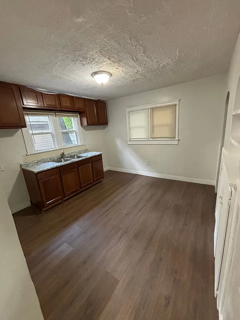 3bd Single Akron Cash Pay/Section 8 *1/2 Off Security Deposit Special* — Photo 3