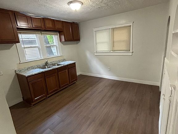 3rd image of 835 Carlysle St