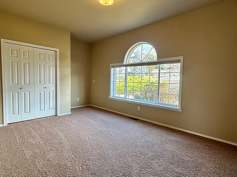 946 Briarwood Dr — Photo 18