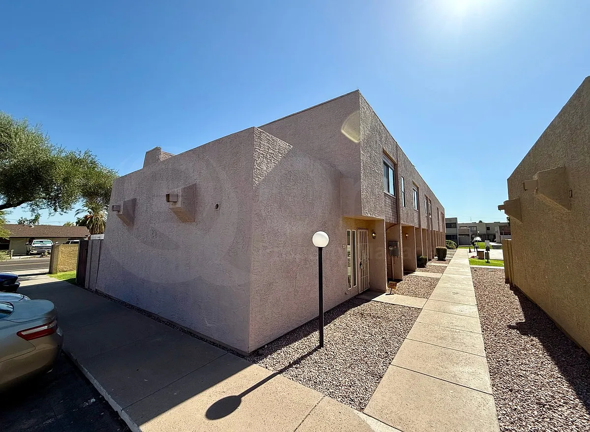 3 bed, 2.0 bath, 1320 sqft, $1,899 — Photo 2