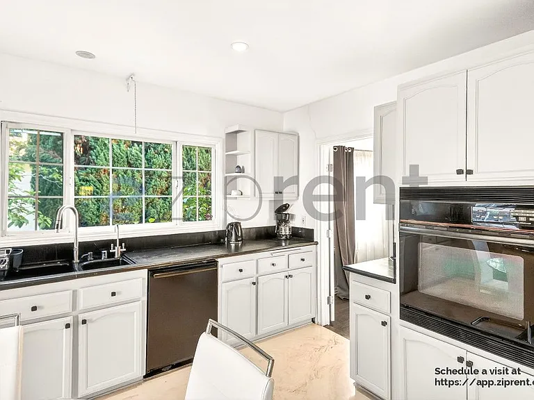 138 N Hamel Dr — Photo 13