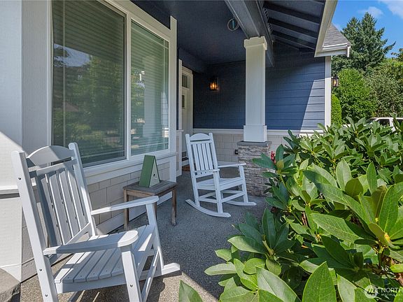 3rd image of 3807 Darian Street SE