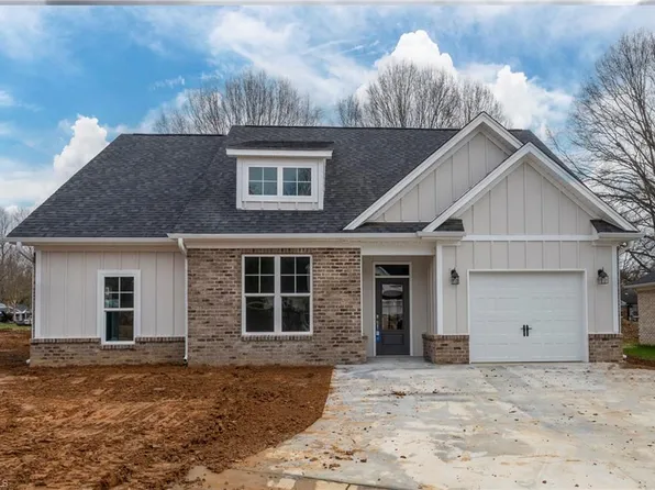 438 Fernwood Dr, Yadkinville, NC 27055