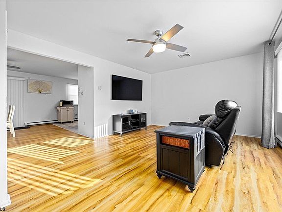 3rd image of 809 N Derby Ave
