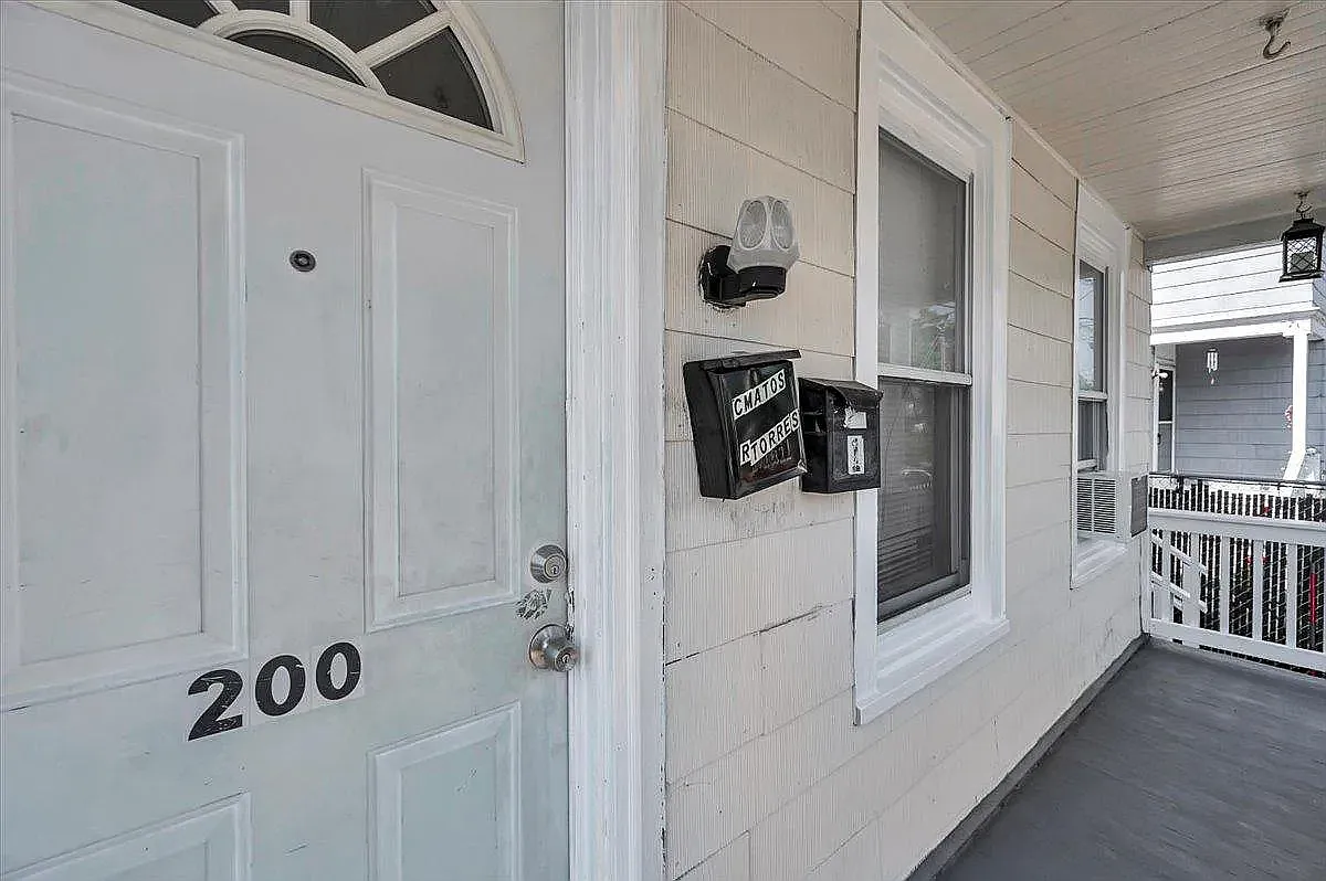 3 bed, 875 sqft, $2,000 — Photo 3