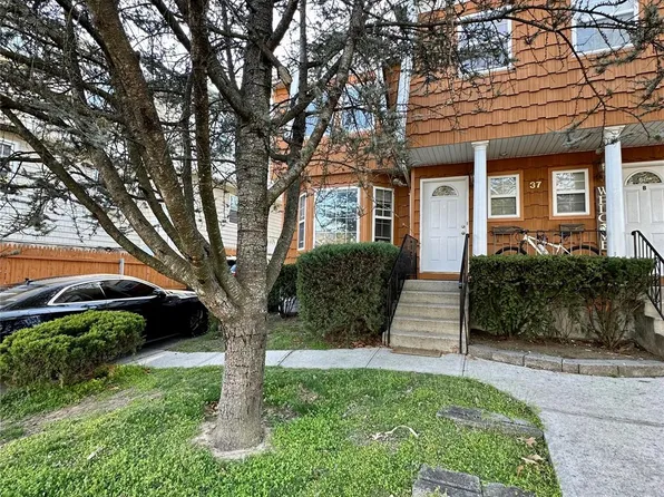 37 Hickory Rd #A, Pt Washington, NY 11050
