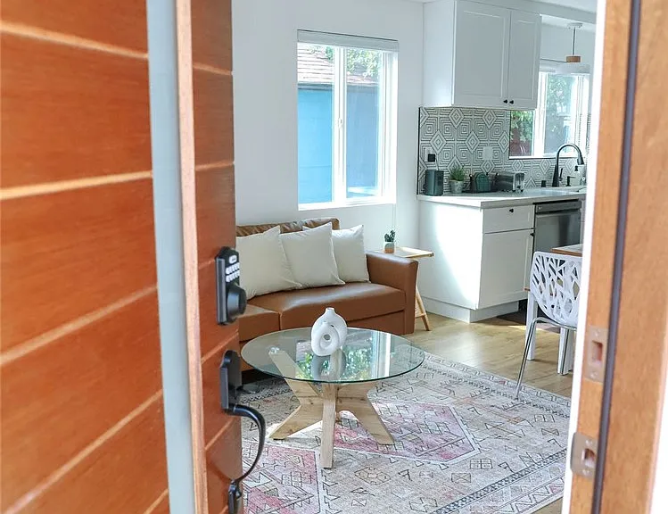 1219 N Alexandria Ave — Photo 40