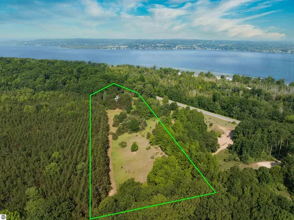 7459 S Lakeview Rd, Traverse City, MI 49684