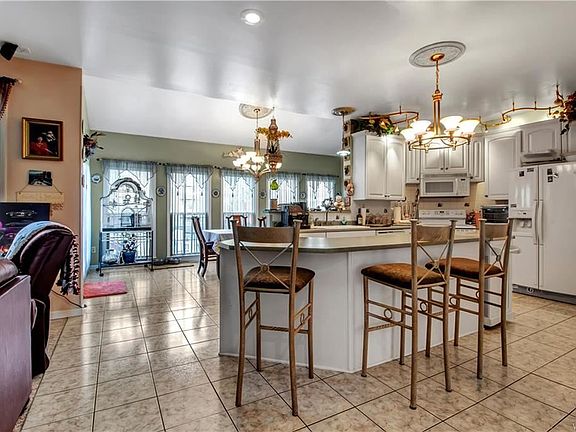 2nd image of 3374 Queens Ln