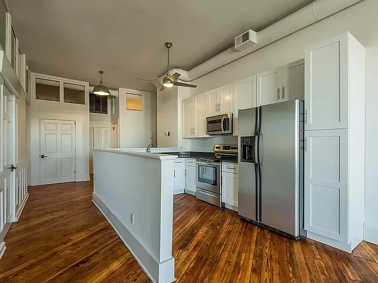 102 W Summit Hill Dr #204 — Photo 2