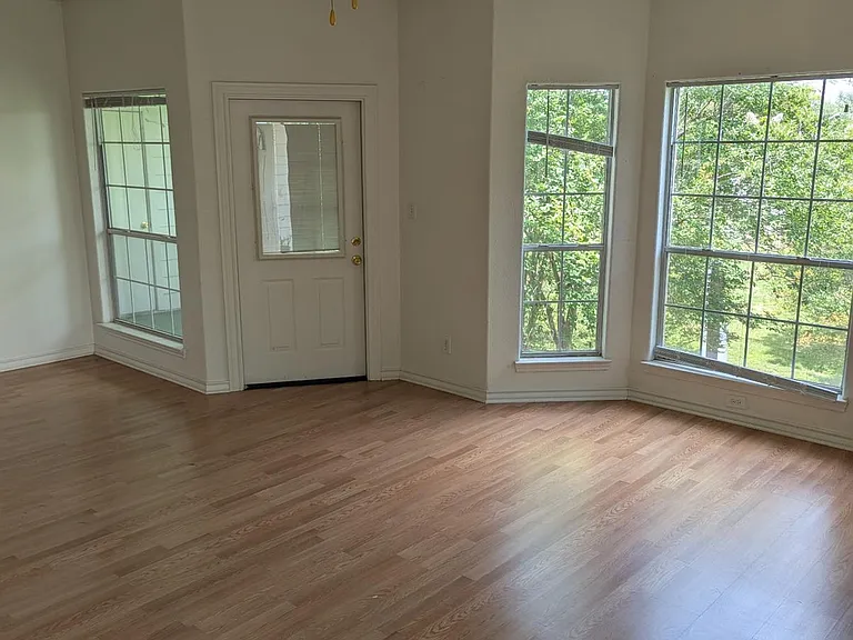868 Lakeview Dr — Photo 1