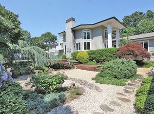 570 E Long Beach Rd, Saint James, NY 11780