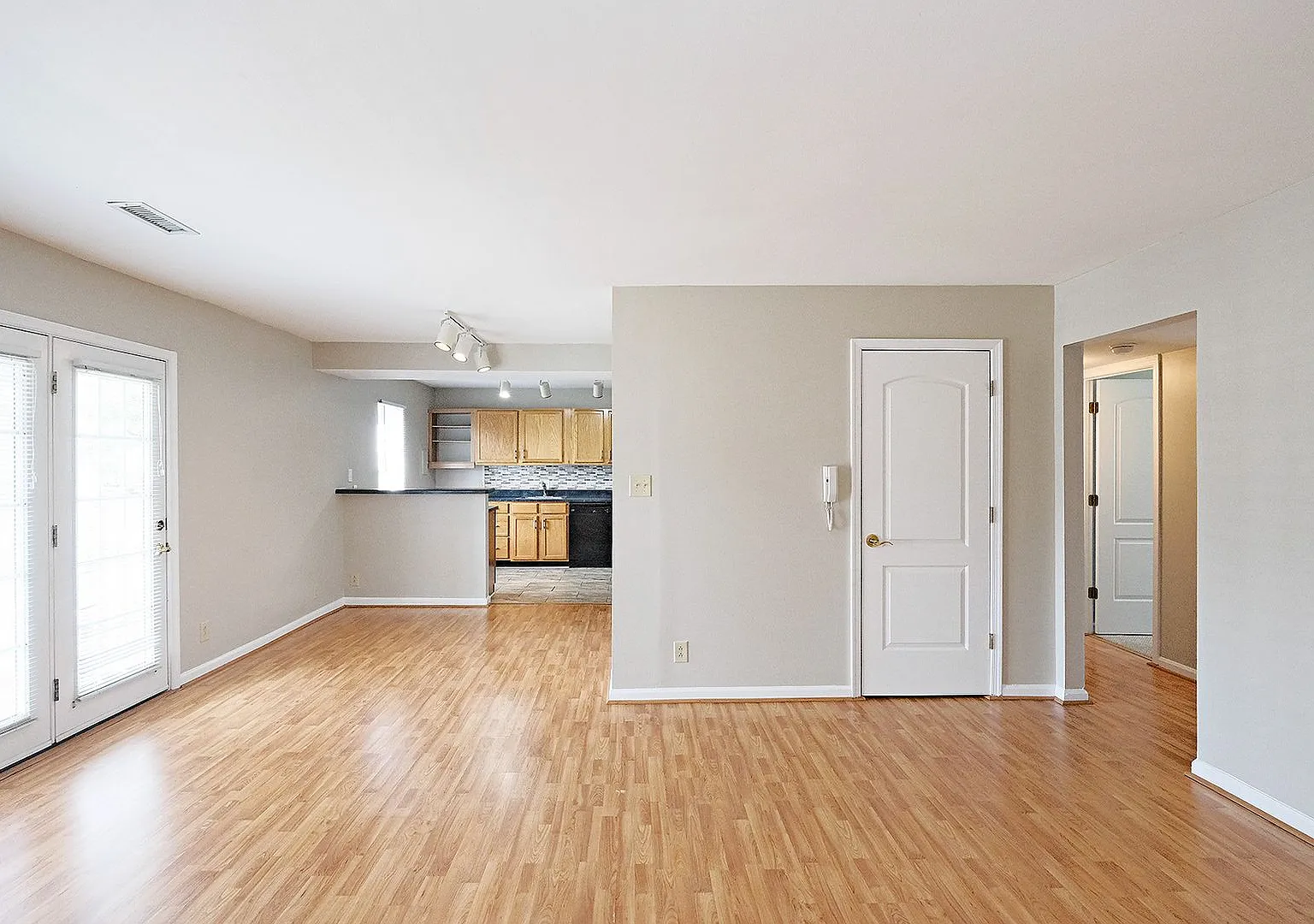 Dog-Friendly Villas at Southern Ridge Apartment With Community Amenities — Photo 2