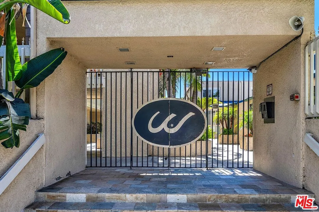 2 bed, 2.5 bath, 1612 sqft, $6,850 — Photo 2