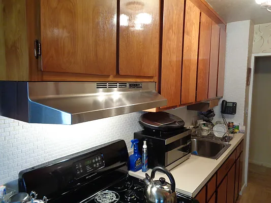 Sold by Thomas Lipovetsky, LREB | media 40