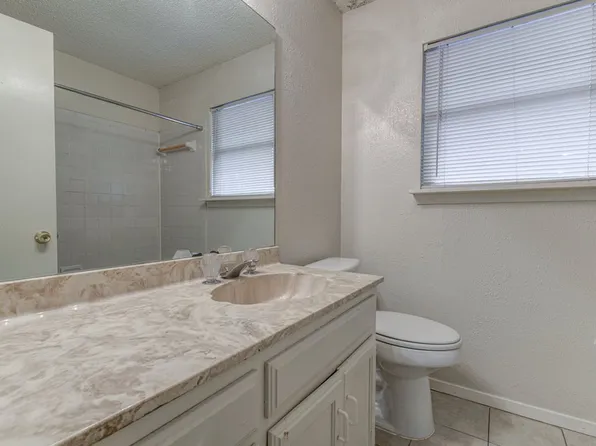 300 Villa Oaks Cir #A, Austin, TX 78745