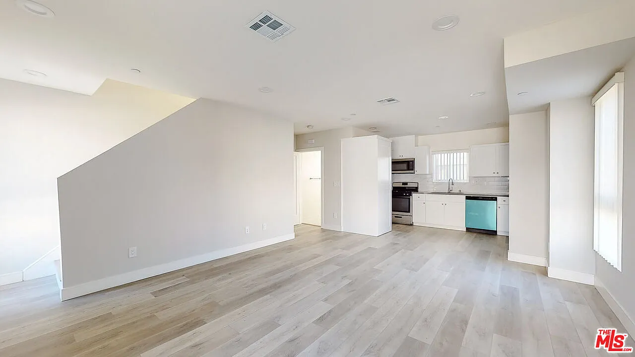 4 bed, 4.5 bath, 1770 sqft, $4,400 — Photo 2