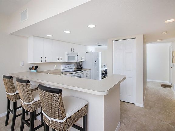 3rd image of 9800 Fiddlers Green Cir #7