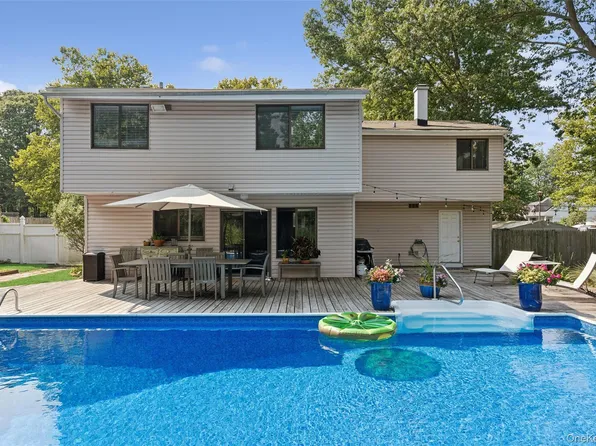 27 Sugarbush Lane, Coram, NY 11727