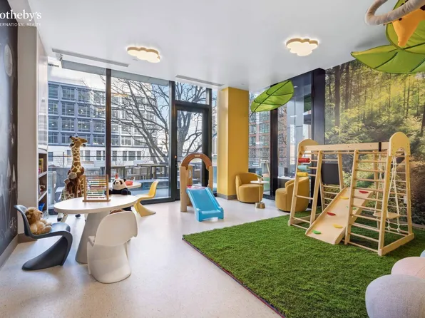 45-30 Pearson Street image 13 of 19