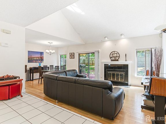 4th image of 98 Park Gate Dr