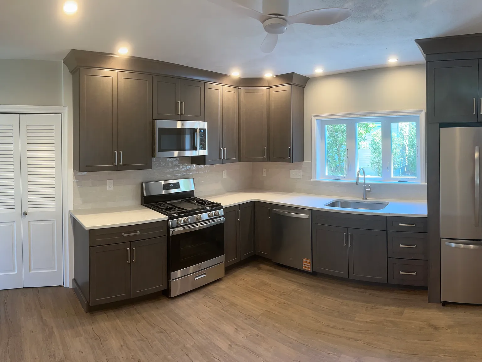 3 bed, 1.5 bath, 1580 sqft, $3,995 — Photo 2