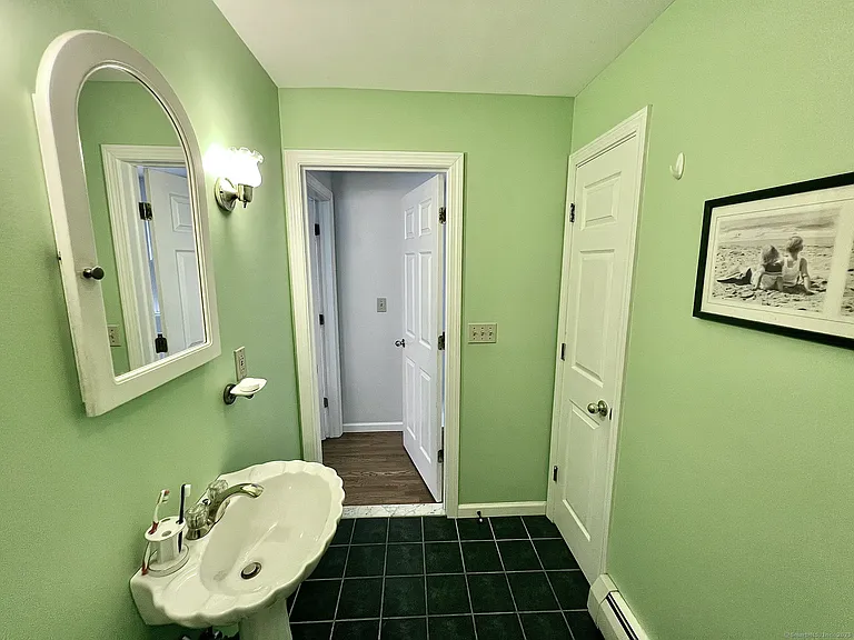 906 E Broadway — Photo 19