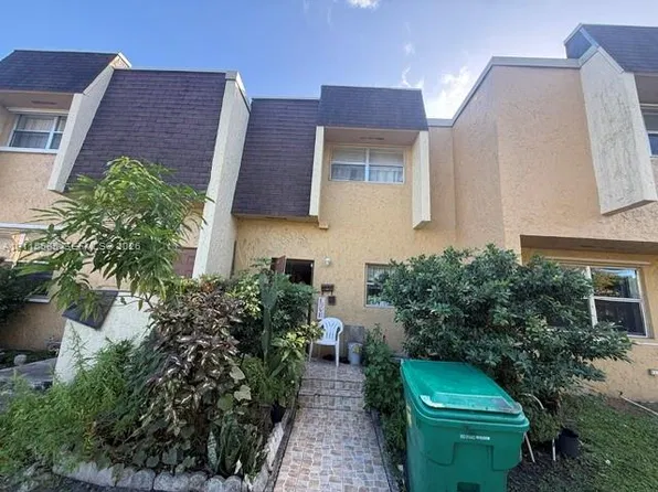 5842 Blueberry Ct #67, Fort Lauderdale, FL 33313