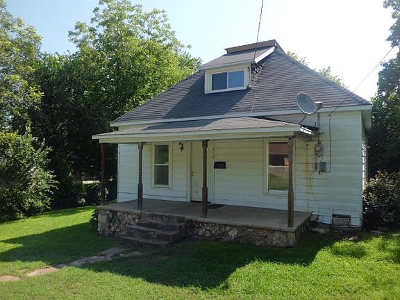 5th image of 410 S Hill St