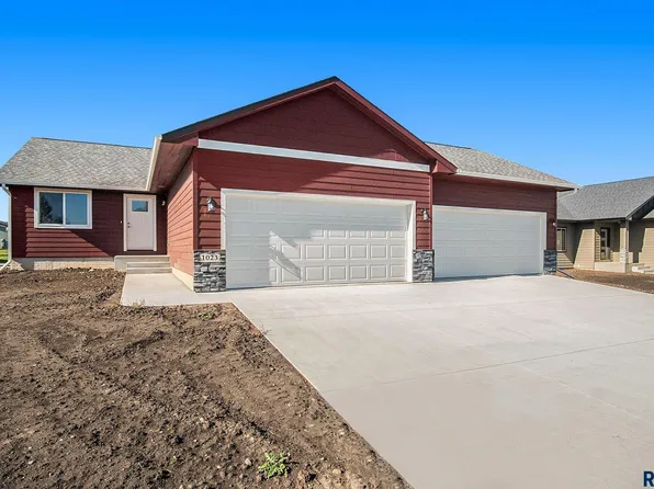 1023 N Heatherwood Ave, Madison, SD 57042