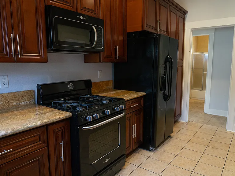 2820 Manitou Ave — Photo 12