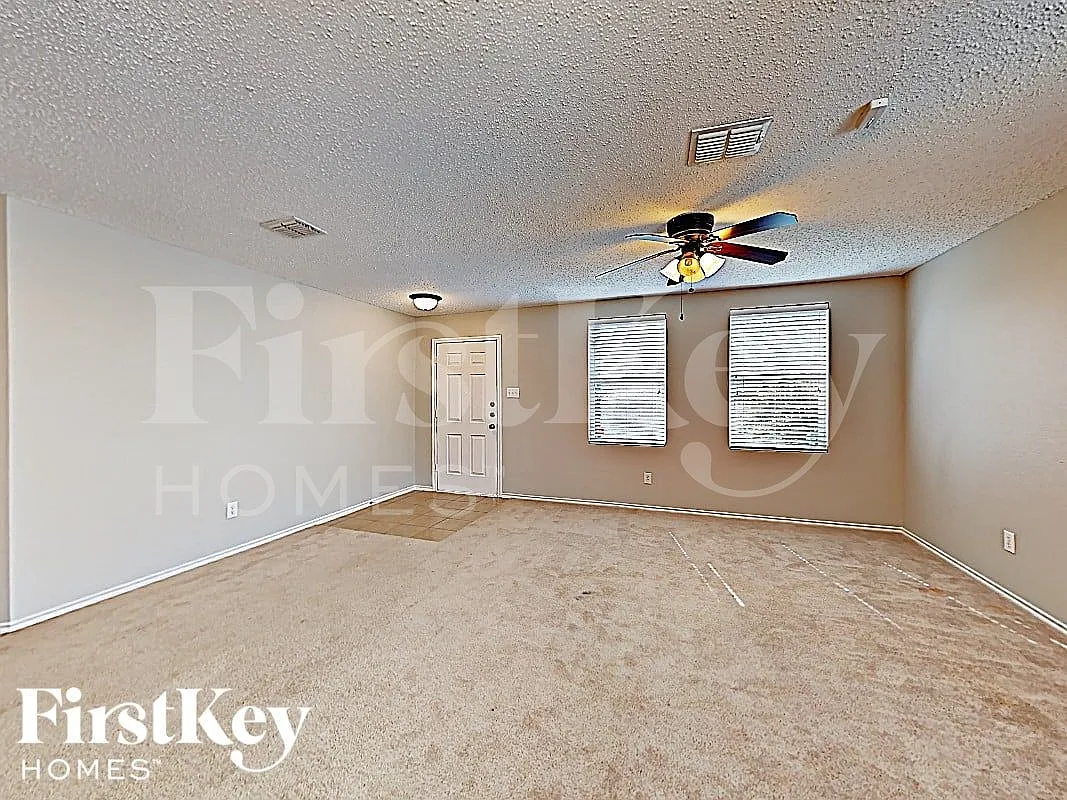 4 bed, 2.5 bath, 2917 sqft, $2,805 — Photo 2