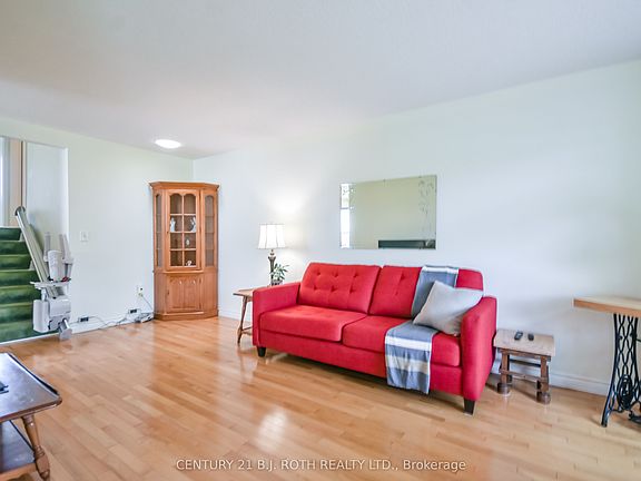 4th image of 53 Mowat Cres