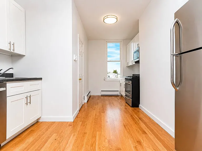 1631 Summerfield St #3R — Photo 5