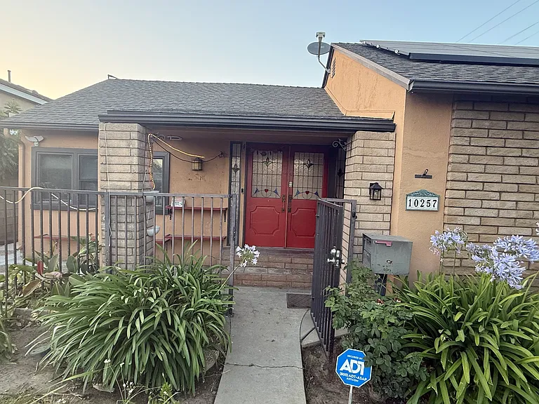 10257 Olive St — Photo 3