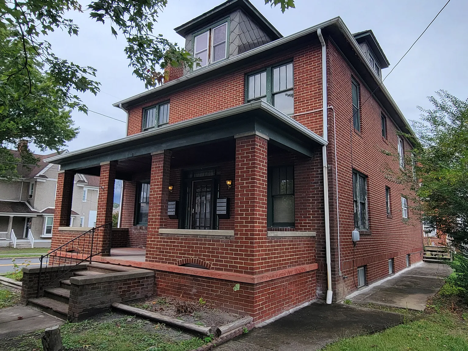 4 bed, 2.5 bath, 2492 sqft, $500 — Photo 2