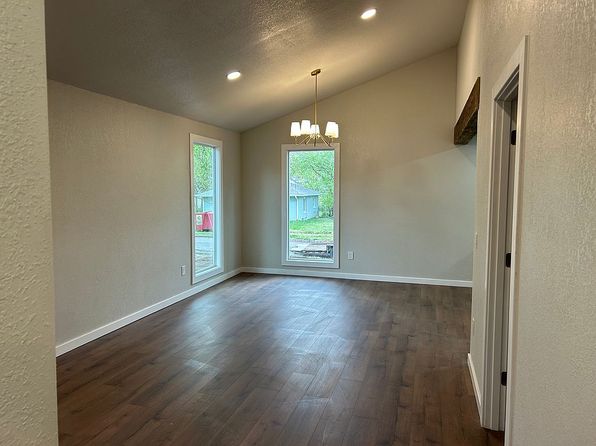 140 NW Louise St, Topeka, KS 66606