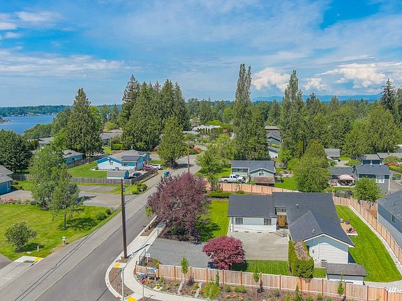 Just blocks from the lake>