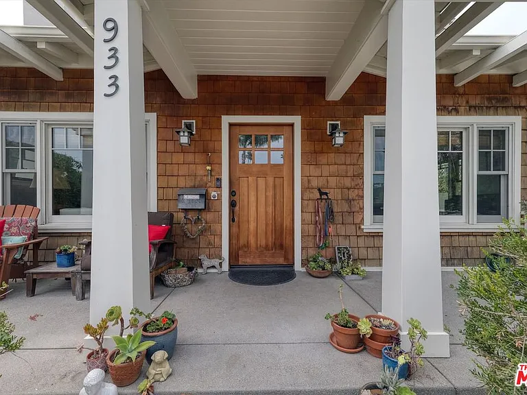 933 Venezia Ave — Photo 2