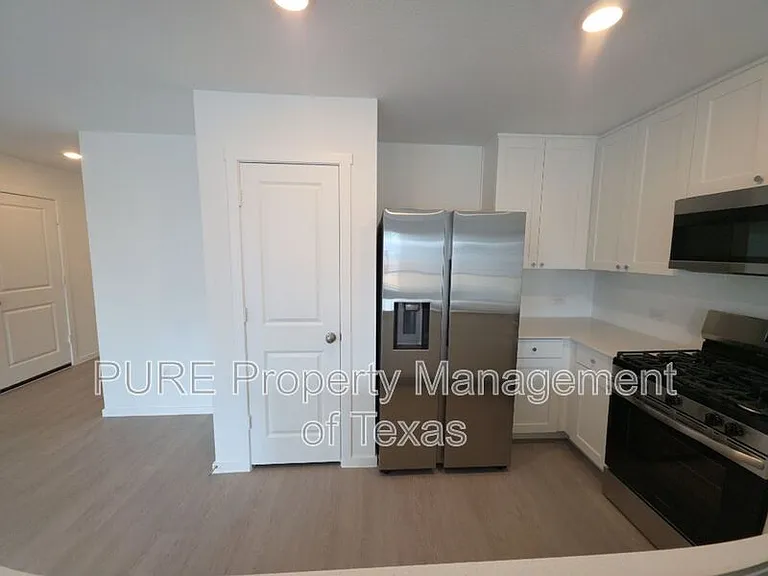 313 Stratus Ln — Photo 8