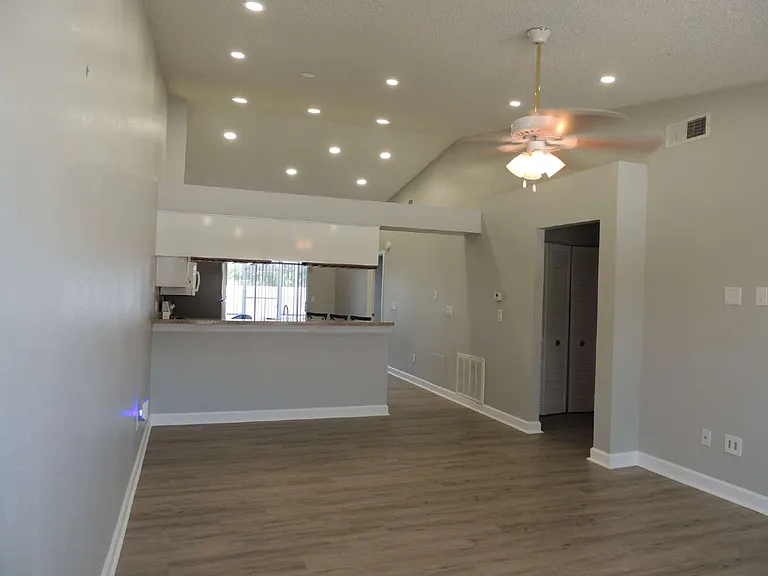 944 Burlwood St — Photo 29