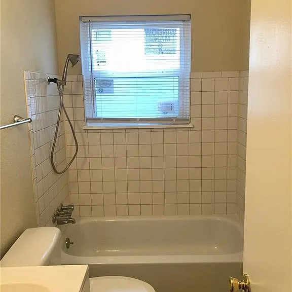 3516 N Hawthorne Ln — Photo 8