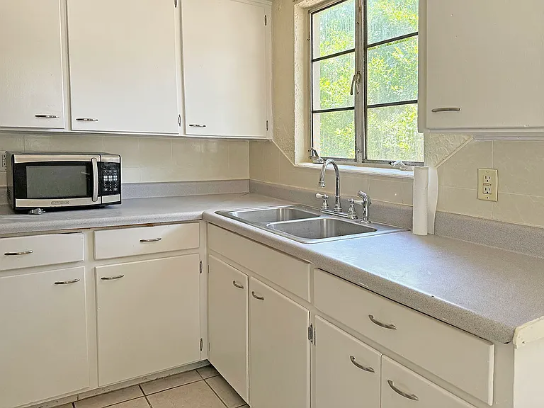 1005 Plaza St — Photo 4