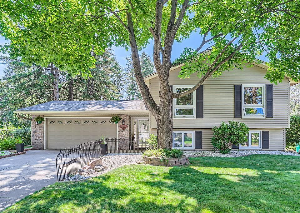 1st image of 2815 Woodridge Ln