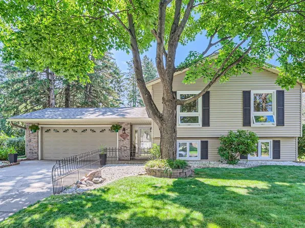 2815 Woodridge Ln, Stillwater, MN 55082