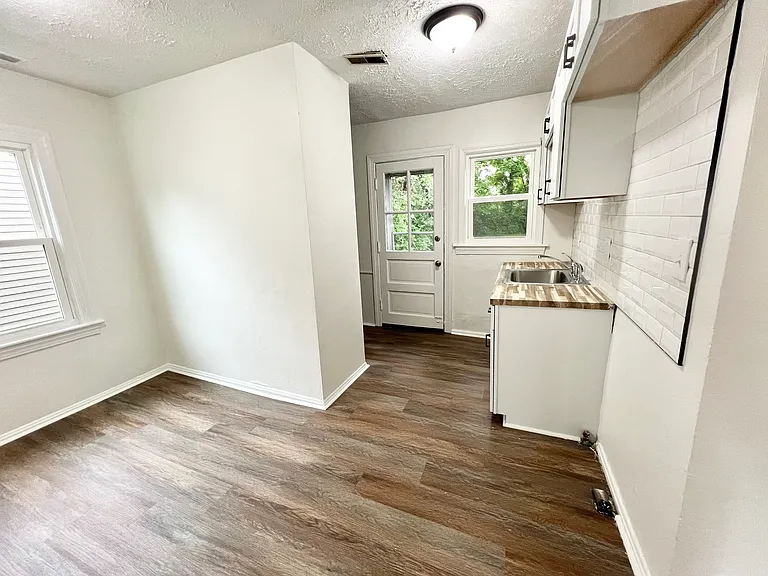 2128 S 40th St — Photo 3