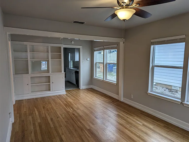 4526 Avenue H — Photo 3