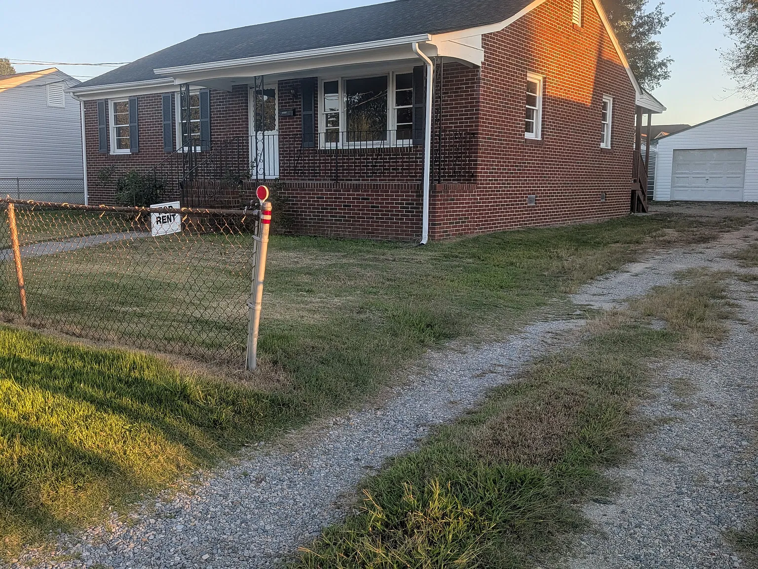3 bed, 1.5 bath, 1189 sqft, $2,000 — Photo 2