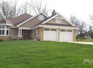 1855 Links Glen Dr, Dubuque, IA 52003