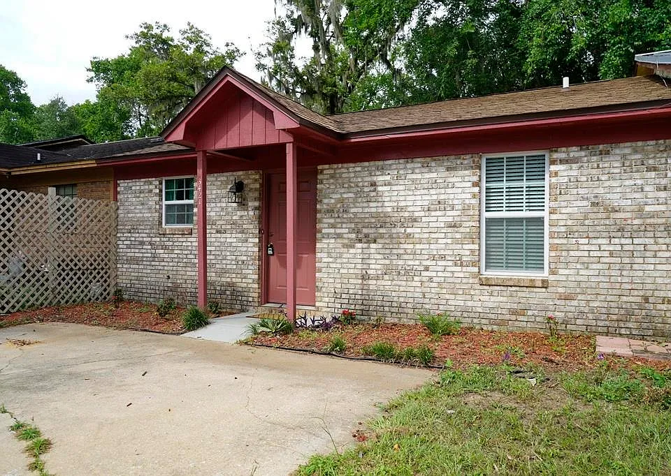 3421 N Carnation Ct